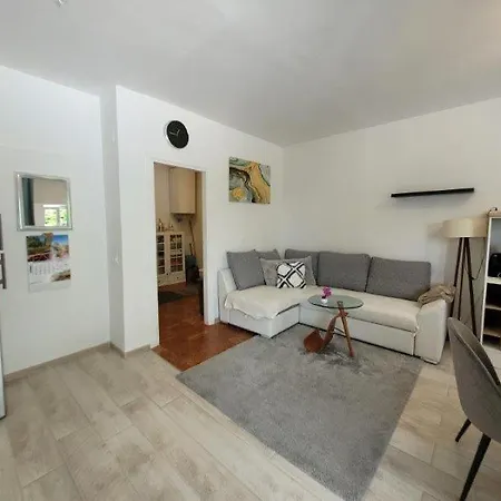 Fuer 4 Personen Mit Jacuzzi Und Pool Apartman