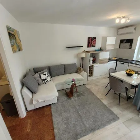 Apartman Fuer 4 Personen Mit Jacuzzi Und Pool Lovran