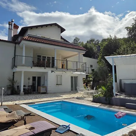 Fuer 4 Personen Mit Jacuzzi Und Pool Apartman