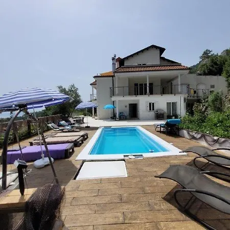 Apartman Fuer 4 Personen Mit Jacuzzi Und Pool Lovran