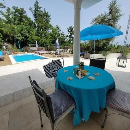 Fuer 4 Personen Mit Jacuzzi Und Pool Apartman Lovran