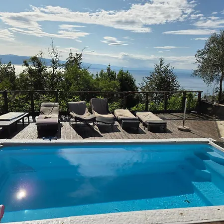 Fuer 4 Personen Mit Jacuzzi Und Pool Apartman Lovran