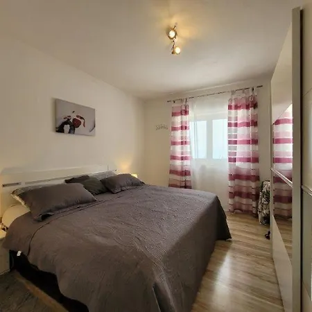 דירה Fuer 4 Personen Mit Jacuzzi Und Pool *